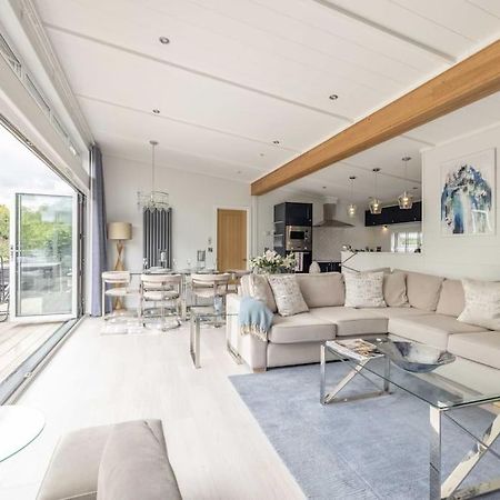 Luxury Lodge With Hot Tub In Windsor Marina Zewnętrze zdjęcie