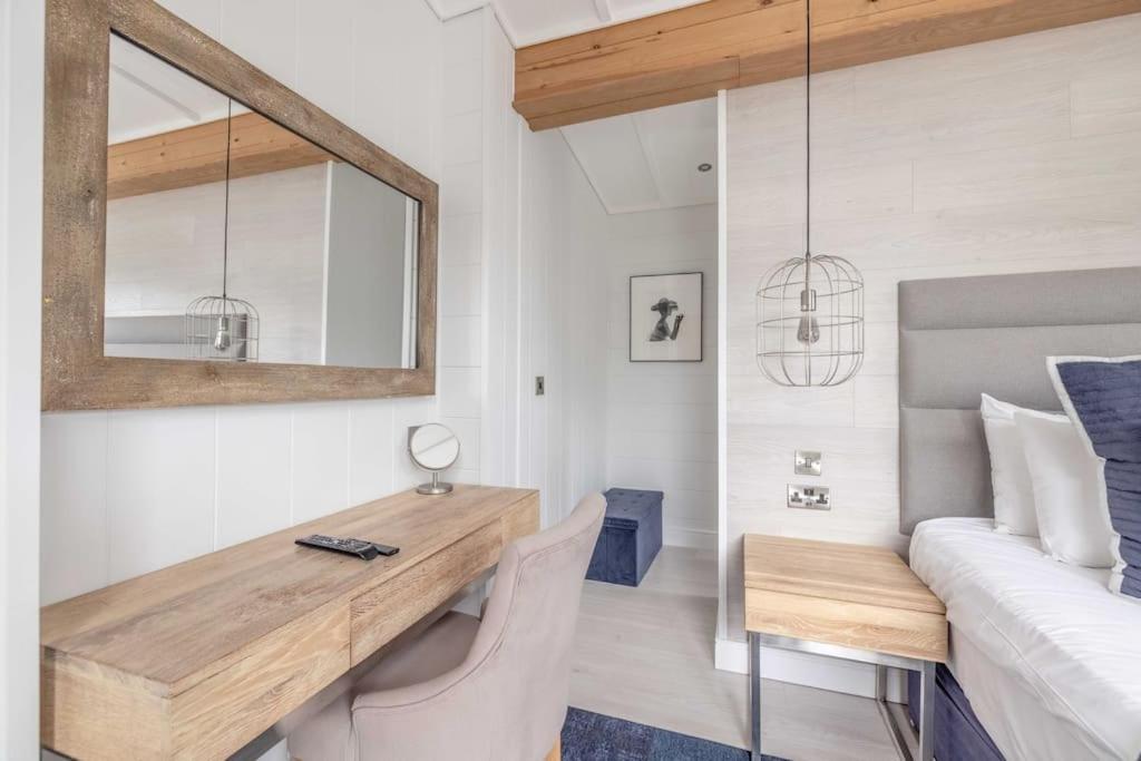 Luxury Lodge With Hot Tub In Windsor Marina Zewnętrze zdjęcie