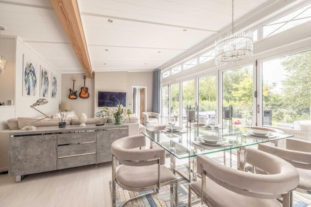 Luxury Lodge With Hot Tub In Windsor Marina Zewnętrze zdjęcie