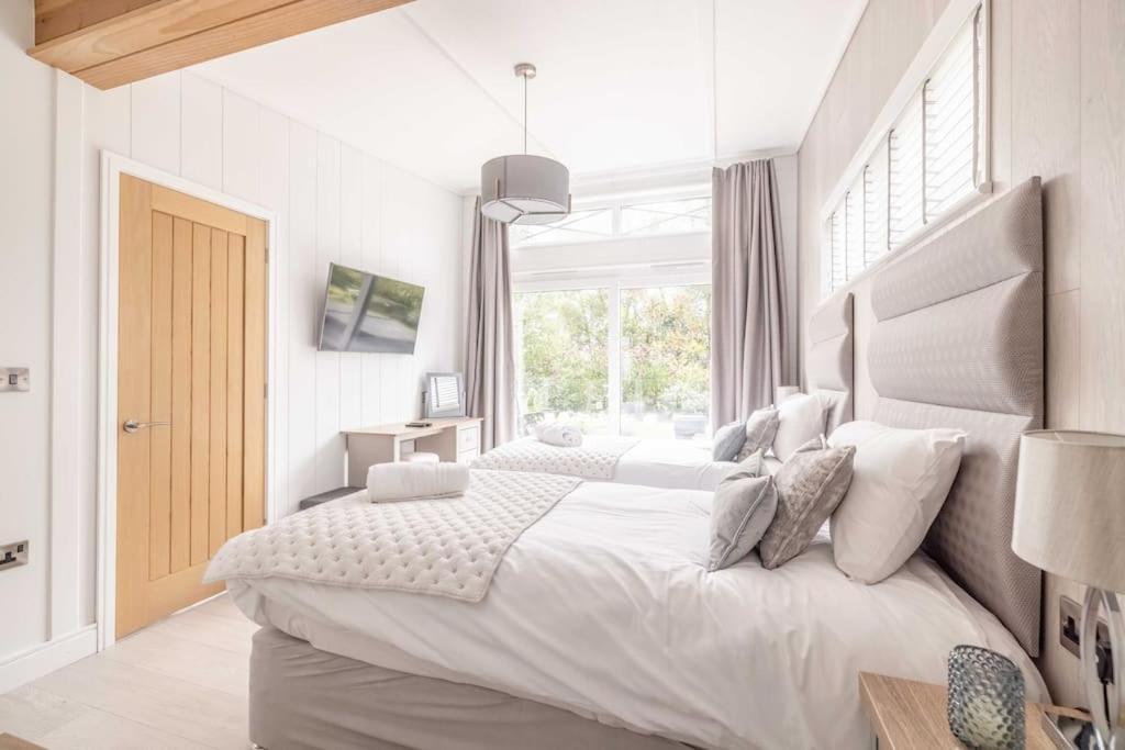 Luxury Lodge With Hot Tub In Windsor Marina Zewnętrze zdjęcie