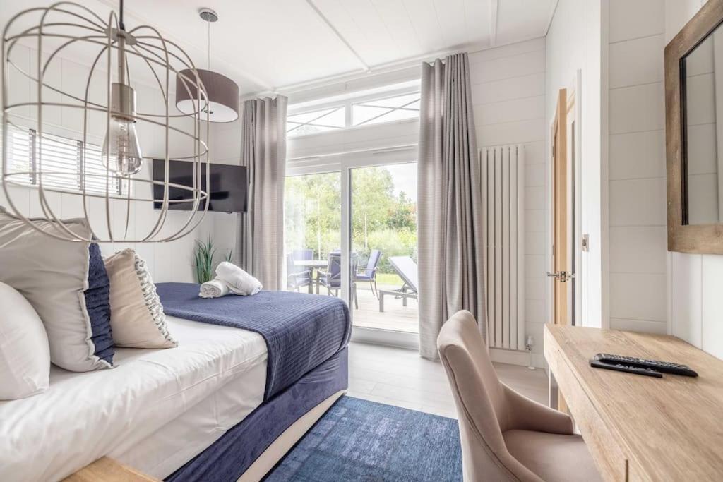 Luxury Lodge With Hot Tub In Windsor Marina Zewnętrze zdjęcie
