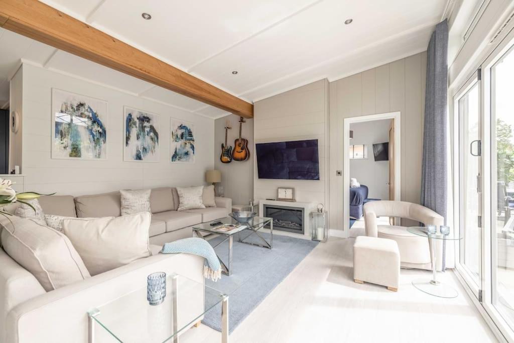 Luxury Lodge With Hot Tub In Windsor Marina Zewnętrze zdjęcie