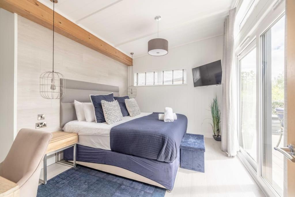 Luxury Lodge With Hot Tub In Windsor Marina Zewnętrze zdjęcie