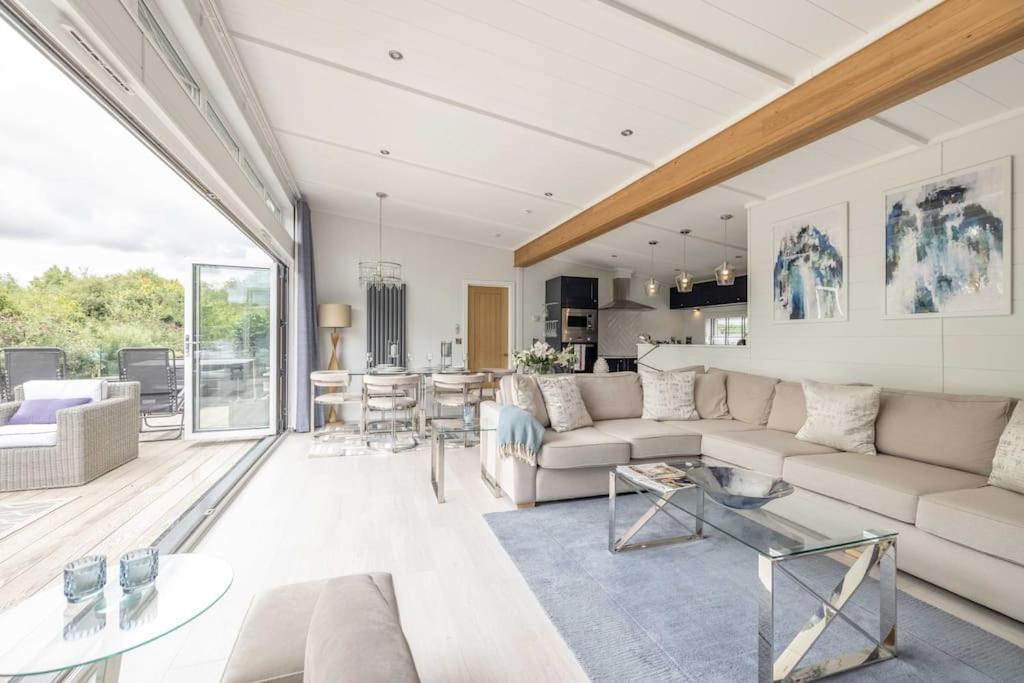 Luxury Lodge With Hot Tub In Windsor Marina Zewnętrze zdjęcie