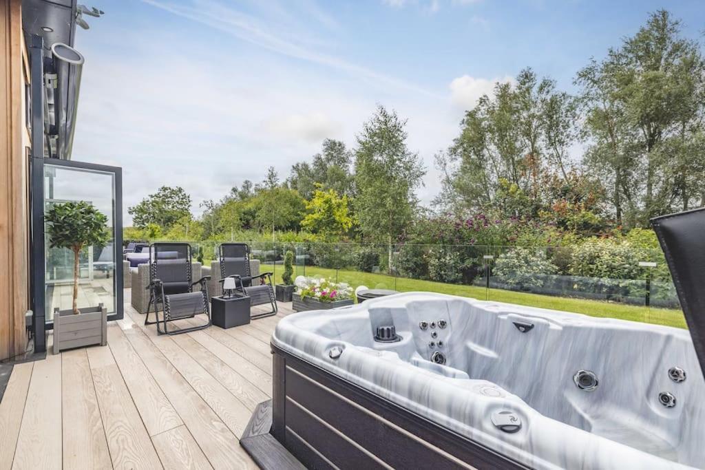 Luxury Lodge With Hot Tub In Windsor Marina Zewnętrze zdjęcie