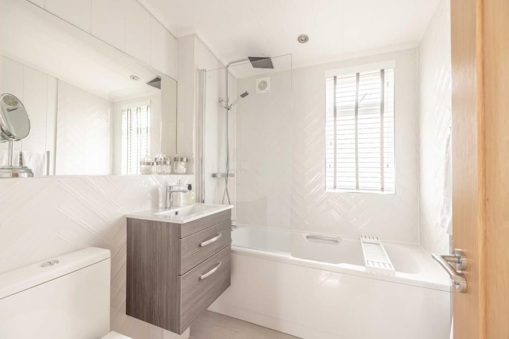 Luxury Lodge With Hot Tub In Windsor Marina Zewnętrze zdjęcie
